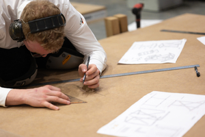  Bei den „Worldskills“ müssen die Teilnehmenden komplexe Holzkonstruktionen bauen. Da die Aufgabenstellung nicht alle erforderlichen Maße enthält, müssen diese durch das Schiften nach der Flächenmethode ermittelt werden 