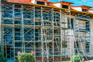  Die Fassade der Präfektur in Cayenne war komplett eingerüstet. Ein Zugang für die Sanierung war so nicht möglich 
