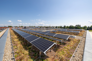  Der Dachaufbau ist fertiggestellt: Auf dem Gründach aufgeständerte PV-Module tragen zur Energieversorgung des Schulzentrums bei 