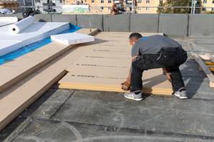  Die Holzfaserdämmplatten „Gutex Multitherm“ werden direkt auf der Dampfbremse verlegt. Nut und Feder-Kanten erleichtern die Verarbeitung 
