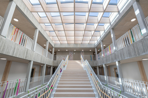  Das Glasdach im Atrium des Gebäudes lässt viel Tageslicht in die Treppenhalle strömen
 