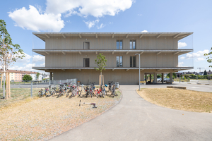  Ein Vorvergrauungsanstrich an der Holzfassade des Schulgebäudes gleicht Farbveränderungen aus 