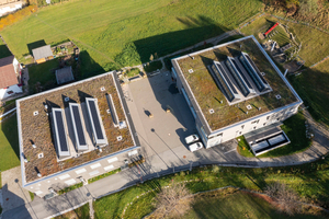  Im Dach des Bildungszentrums Lans wurden drei Sheddach-Lichtbänder mit insgesamt 75 „Velux Modular Skylights“ eingebaut 