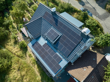 Einfamilienhaus mit saniertem Dach und neuer PV-Anlage