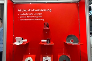  Am b/s/t-Messestand auf der Messe Dach+Holz 2024 in Stuttgart wurde die neue Dampfsperrmanschette im Standkonzept zum Thema Attika-Entwässerung im Baukastenprinzip präsentiert, gemeinsam mit den runden b/s/t-Wasserspeiern, Notüberläufen, einem Attika-Kiesfangkorb und weiteren Produkten für die Attikaentwässerung 