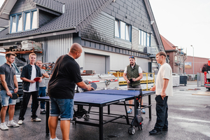  Der Zusammenhalt im Team ist für die Mitarbeiterinnen und Mitarbeiter des Dachdeckerbetriebs wichtig. Nach Feierabend treffen sich die Mitarbeitenden regelmäßig zu Tischtennisduellen 