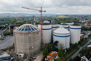  In direkter Nachbarschaft des Dachdeckerbetriebs in Lage wird ein Zuckersilo aus Beton errichtet. Dabei hat Jakob Petkers Unternehmen den Auftrag für die Konstruktion und Erstellung des kegelförmigen Silodaches erhalten 