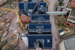  Der Dachdeckerbetrieb von Jakob Petker übernimmt auch die Installation von Photovoltaikanlagen. Für die Genehmigung und den Anschluss der Anlagen arbeitet der Dachdeckerbetrieb aus Lage mit anderen Fachunternehmen zusammen 