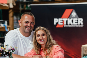  Jakob Petker ist Dachdeckermeister und Geschäftsführer eines Dachdeckerbetriebs in Lage im Kreis Lippe. Seine Ehefrau Lena Petker arbeitet in der Verwaltung des Unternehmens 