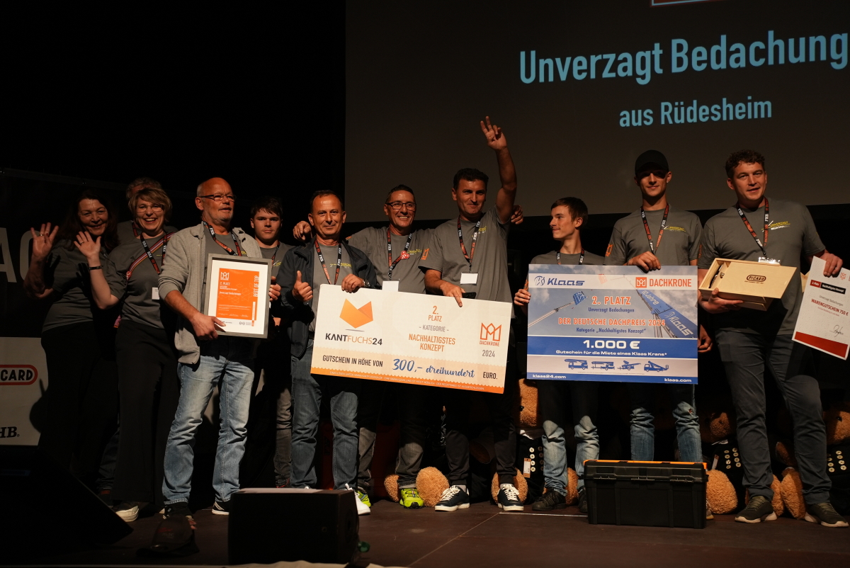Ausgelassene Stimmung bei der Dachkrone 2024 - dach+holzbau
