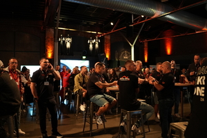  Gäste auf dem „Dachkrone“-Event im Mai 2024 im „Lokwerk“ des Lokschuppens Bielefeld 