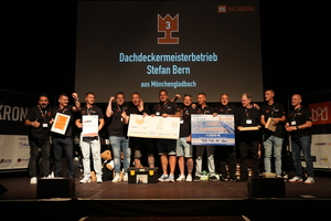  Mit dem dritten Platz in der Kategorie „Bestes Projekt“ wurde der Dachdeckermeisterbetrieb von Stefan Bern für die Dachsanierung des „Haus Horst“ ausgezeichnet, einem ehemaligen Rittergut mit großen Schieferdachflächen 