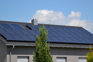  Sicher befestigt: Die Aufdach-Lösung PV Standard mit Modulstütze, die in die Dacheindeckung integriert ist.  