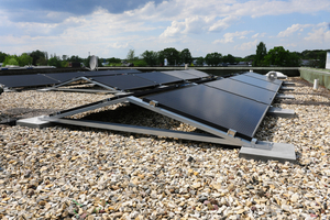  Blick auf die fertiggestellte Photovoltaikanlage auf dem Dach des Wohnhauses in Gütersloh 