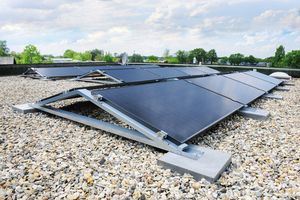  Auf dem Flachdach eines Wohnhauses in Gütersloh wurde eine Photovoltaikanlage mit einer Leistung von 8,88 kWp installiert 