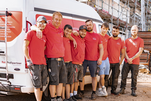  Jonas Dämgen legt großen Wert auf einen freundschaftlichen Umgang innerhalb seines Teams. Dadurch funktioniert die Zusammenarbeit auf der Baustelle und die Mitarbeiterinnen und Mitarbeiter fühlen sich wohl  