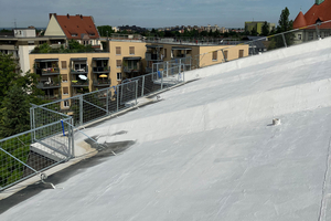  




Nach etwas mehr als fünf Stunden waren die Grundierung und Abdichtung auf die 420&nbsp;m² geneigte Dachfläche aufgetragen, trotz widriger Wetterbedingungen 