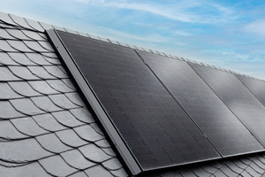  Das neue Aufdach-Photovoltaiksystem von Rathscheck Schiefer lässt sich auf bestehenden Schieferdächern installieren und hat nur eine geringe Aufbauhöhe 