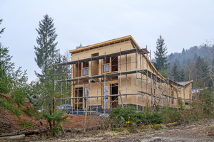  Um Passivhaus-Niveau zu erreichen, wurden die Außenwände, Innenwände und das Dach des Holzskelettbaus mit Holzfaserdämmstoffen gedämmt 