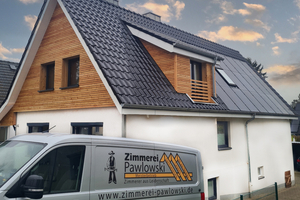  Der Giebel und die Gaubenflächen dieses Wohnhauses wurden von der Zimmerei Pawlowski mit einer Lärchenholzschalung verkleidet 