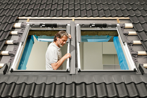  Die neue, flexible Mittelrinne des Kombi-Eindeckrahmens soll den Einbau von Velux- Lichtlösungen erleichtern. Bei der Montage wird sie zunächst am linken Fenster angesetzt und von oben in das Eindeckrahmen-Unterteil eingeschoben 