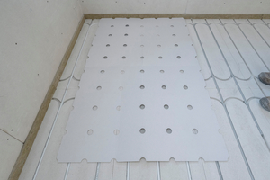  Die „Fermacell Therm25-167“-Schablone soll verhindern, dass die Heizungsrohre bei der späteren Montage der Decklage aus Gipsfaserplatten beschädigt werden 