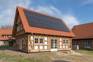  Die Steildächer der Fachwerkhäuser in Brock sind zum Teil mit Aufdach-Solaranlagen ausgestattet 