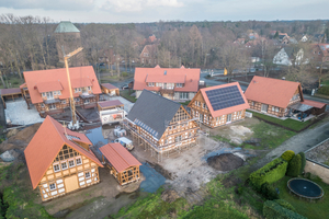  In Brock, einem Ortsteil der Gemeinde Ostbevern im Kreis Warendorf, entsteht derzeit eine Siedlung aus modernen Fachwerkhäusern 