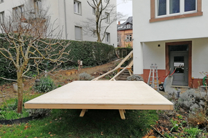  Im ersten Schritt wurden die vorgefertigten Holzbauelemente von den Fahrzeugen an den Bauplatz geschafft 