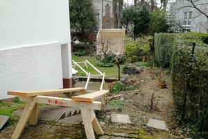  Eine Rutsche im Garten vereinfachte den Transport der Elemente 