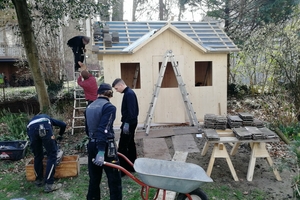  Das Gartenhaus wurde von den Auszubildenden gemeinsam geplant und aufgebaut. Beim Aufrichten standen die Zimmerermeister von Holzbau Dippon beratend zur Seite 