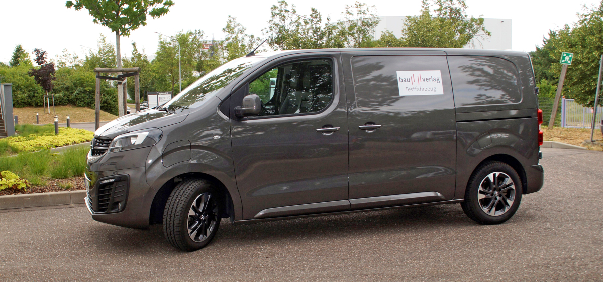Der mittelgroße Testtransporter ?Opel Vivaro e-Cargo? kam in Vulkan Grau und hatte mit Extras einen Listenpreis von 49250 Euro exklusiv Mehrwertsteuer