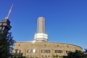  Das Dach des 70 m hohen Funkturms auf dem Großen Feldberg im Taunus-Mittelgebirge sollte ertüchtigt werden, um potenziellen Schäden durch Wassereintritt vorzubeugen 