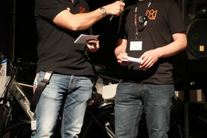  Stephan Thomas (rechts), Chefredakteur der dach+holzbau und Mitglied der Jury der „Dachkrone 2024“, im Gespräch mit Moderator Christoph Kepser 
Foto: Johanna Ruhl 