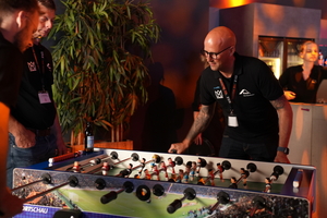  Kleines Kickerduell am Roto-Stand auf dem „Dachkrone“-Event im Lokschuppen in Bielefeld 