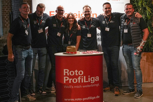  Auf der „Dachkrone“-Veranstaltung hatte der Premium-Partner Roto Frank DST einen Stand aufgebaut. Das Team von Roto stand für Fragen rund um die Produkte und die Roto Profi Liga bereit 