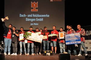  In der Sonderkategorie der „Dachkrone 2024“ belegten die Dach- und Holzbauwerke Dämgen aus Mainz den ersten Platz. Jonas Dämgen (ganz links) ist der Gründer und Geschäftsführer des Dachdeckerbetriebs 