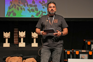  Erdal Top, Projektleiter und Content Creator der „Dachkrone“, begrüßte die Gäste der Veranstaltung 