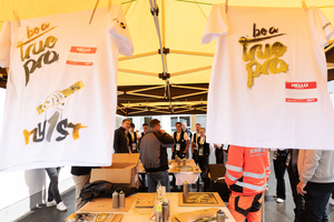  Kreativ-Station: Mit Spraydosen und verschiedenen Schablonen konnten die Auszubildenden auf dem „My1stabila Day“ ihr individuelles T-Shirt gestalten und als Andenken mitnehmen 