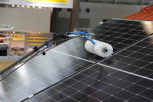  Rotierende Bürsten reinigen sanft die PV-Module. 