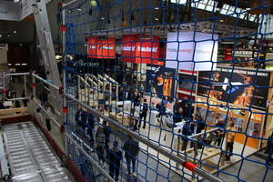  Ein Auffangnetz gibt Sicherheit auf dem Dach. Auf der Messe Dach+Holz in Stuttgart zeigte die BG Bau Gerüste 