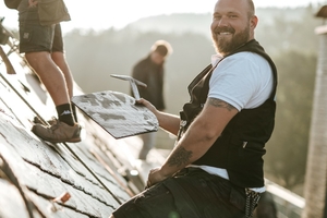  Der 34-jährige Dominik Nöcker arbeitet derzeit als Dachdecker bei der Stappert Dachkonzepte GmbH in Sundern. Der Betrieb wurde bei der „Dachkrone 2024” als „Bester digitaler Betrieb” mit dem 1. Platz ausgezeichnet 