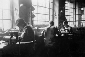  Vor 111 Jahren als Gravierwerkstatt gegründet stellte Dallmer zunächst Stempel und Prägungen her und führte feine Ziselierarbeiten an Leuchten durch 