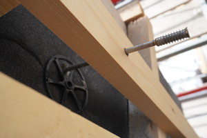  Mit der Distanzschraube lassen sich Holz-Unterkonstruktionen an der Fassade befestigen und nivellieren. Dabei muss der Dämmstoff vor der Montage nicht ausgeschnitten werden 