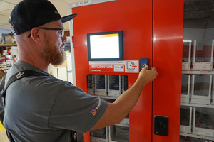  Im Lager des Handwerksbetriebs wurde ein elektronischer Verbrauchswarenschrank von Würth installiert. Der Zugang erfolgt mit einem personalisierten RFID-Chip 