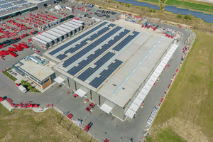  Insgesamt vier etwa 100 m lange „Vario-Therm“-Lichtbänder wurden im Dach der neuen Produktionshalle der Horsch Maschinen GmbH in Ronneburg eingebaut  