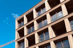  Das sechsgeschossige Wohnhaus „K7“ in der Bauphase, kurz vor der Fertigstellung. Das Stadthaus besteht aus zehn Wohnungen und einer Gewerbefläche 
