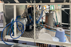  Die 2-komponentige Flüssigabdichtung wurde mit der neuen Sprüh-Applikationsmaschine „Triflex SAM“ aufgetragen. Auf einem Anhänger befindet sich die Pumpeneinheit des Systems, die den Misch- und Förderprozess übernimmt 