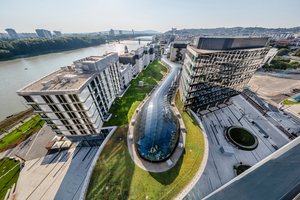  Vom „Eurovea-Tower“ aus blickt man auf das extensiv begrünte Dach des Einkaufszentrums, bei dem die „Delta-Floraxx Top“ als Drainage- und Speicherbahn eingesetzt wurde 