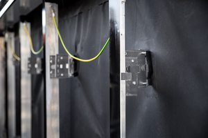  Detailaufnahme der verlegten „Delta-Fassade 20“ im Bereich der späteren, keramischen Fassadenbekleidung. Die Anschlüsse der Bahn an die Fassadenanker der Unterkonstruktion erfolgten mit dem Klebeband „Delta-Tape FAS 60“ 